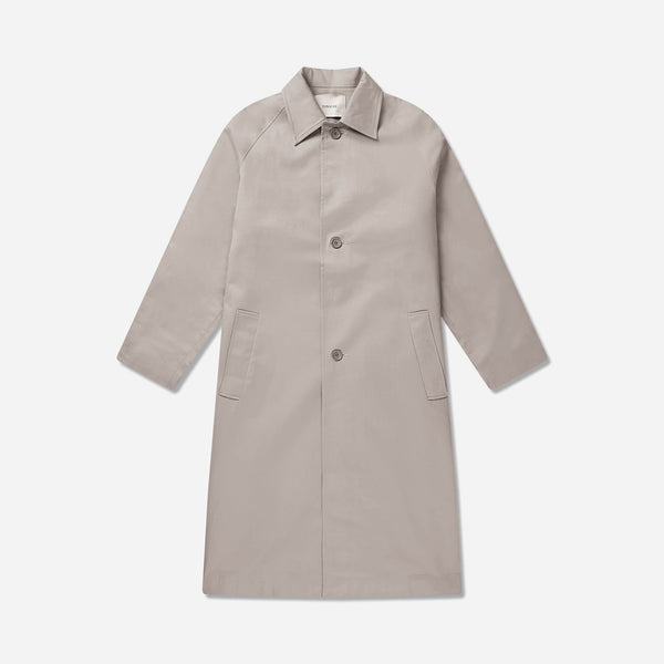 The Tonsure Carlo Trench coat is a versatile addition to any wardrobe with its streamlined, mid/low knee cut and weather-resistant shell. Made by a Scandinavian fashion brand for men and women, this lightweight coat features a minimalistic design. 100% cotton in a natural oat color.